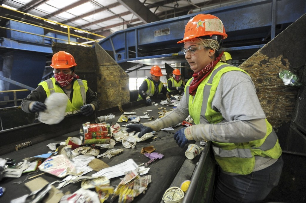 Работници във фабрика за рециклиране | видове рециклиране